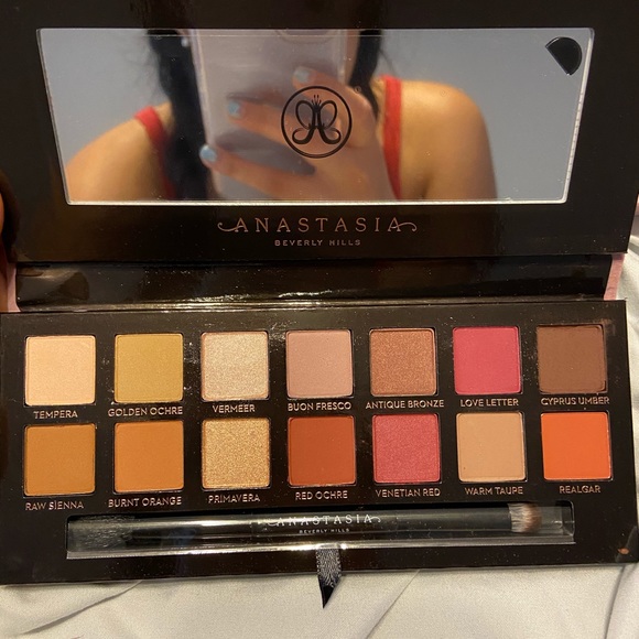 *NEW* Anastasia pallet - Picture 5 of 5